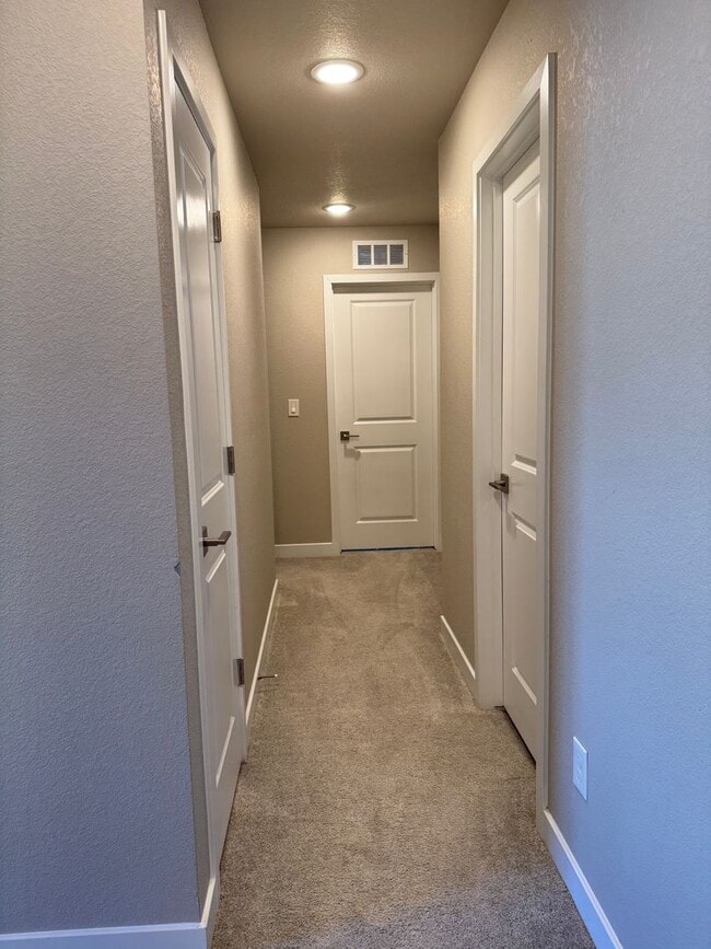 Building Photo - Like new 3 bed, 2.5 bath, 2 car in Lorson Ranch!