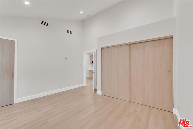 Building Photo - 6917 Encino Ave