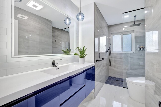 Building Photo - 2260 NE 62nd St