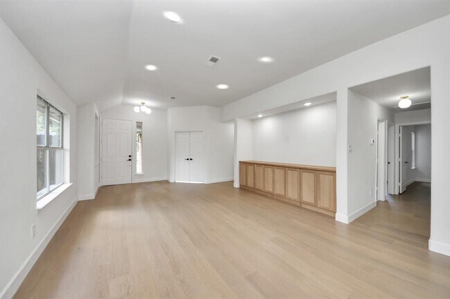 Building Photo - 38 Bayou Springs Ct