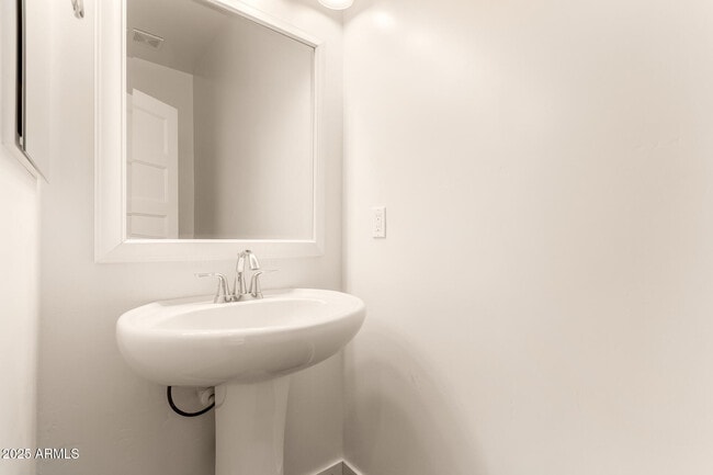 Building Photo - 1270 E Curry Rd