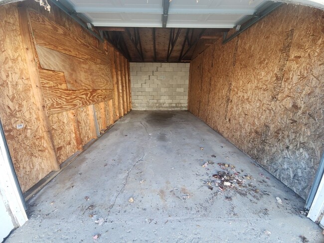 Building Photo - 1059 Gillingham Rd