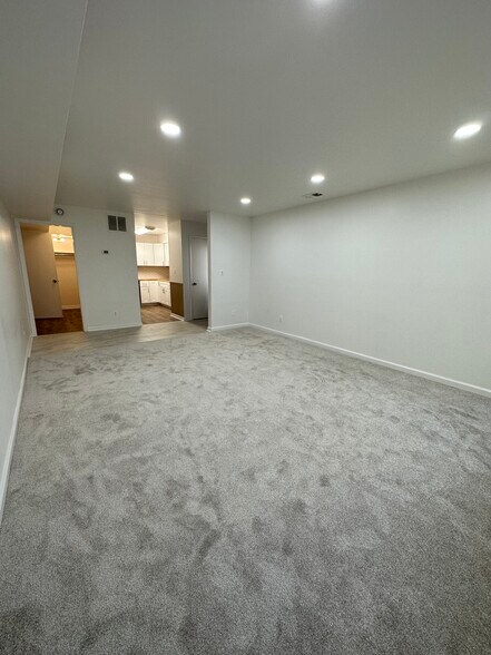 Building Photo - H5 Avon Dr