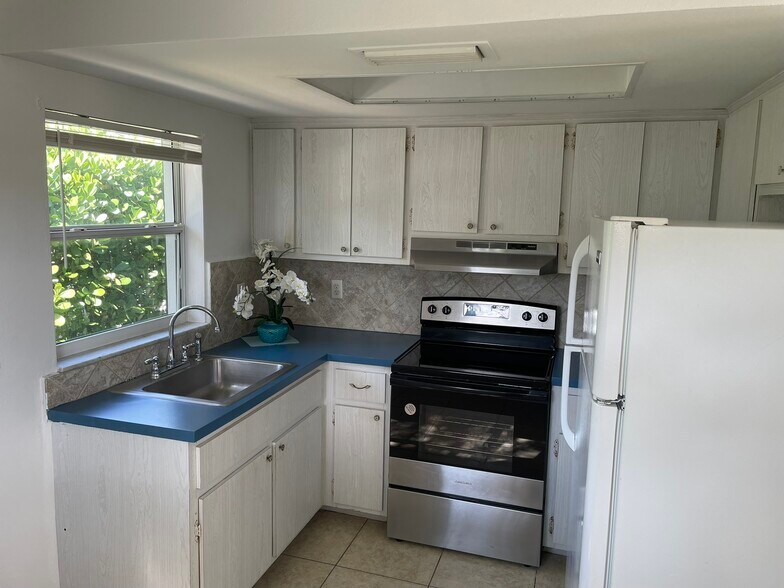 Building Photo - 627 92nd Ave N