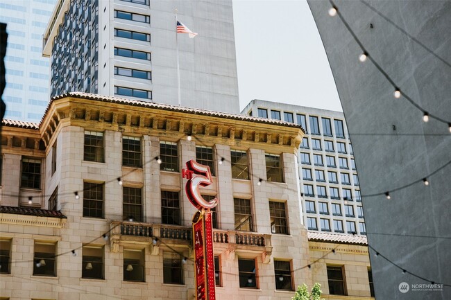Building Photo - 1000 W 8th St