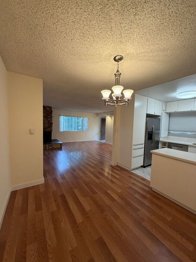 Building Photo - Newport Ave