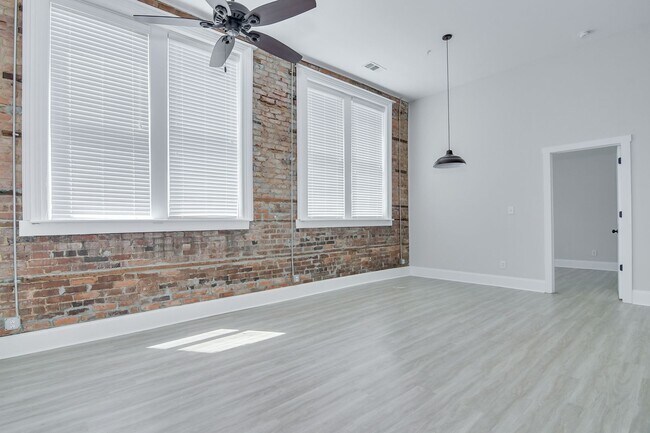 Building Photo - 164 N Louisville St