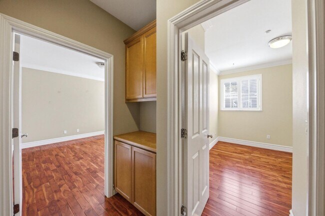 Building Photo - 200 Live Oak Way