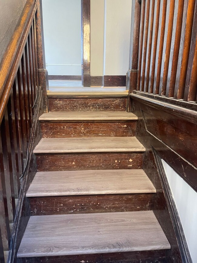 Building Photo - Large renovated house