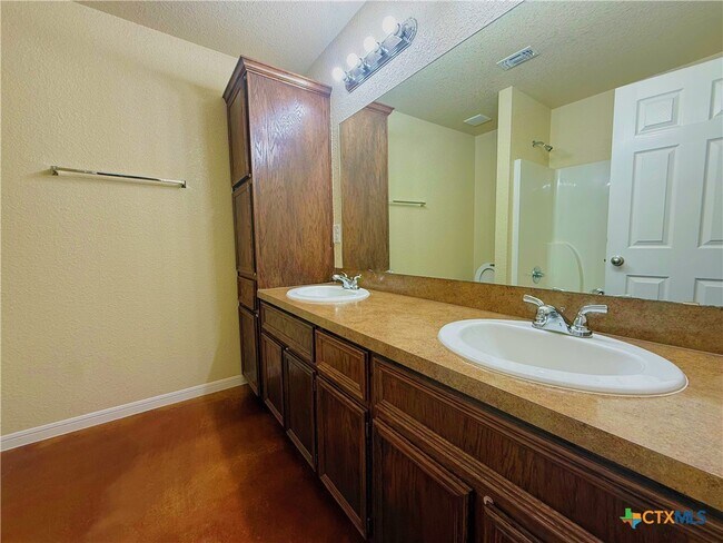 Building Photo - 941 Pinewood Dr