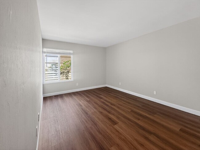 Building Photo - Gorgeous and Completely Remodeled Lower Level Unit with Inside Laundry is Available Now!