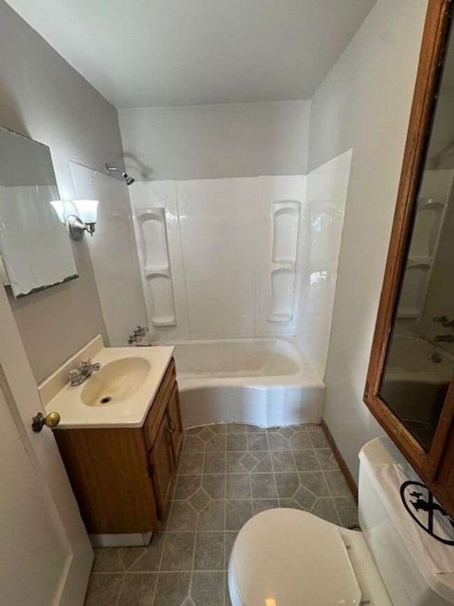 Building Photo - 608 State St