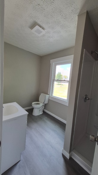 Building Photo - 912 Riverview Terrace