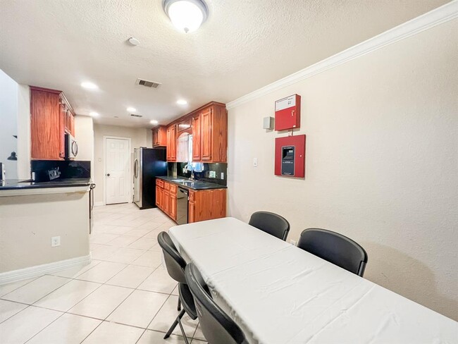 Building Photo - 5715 Ladonia St