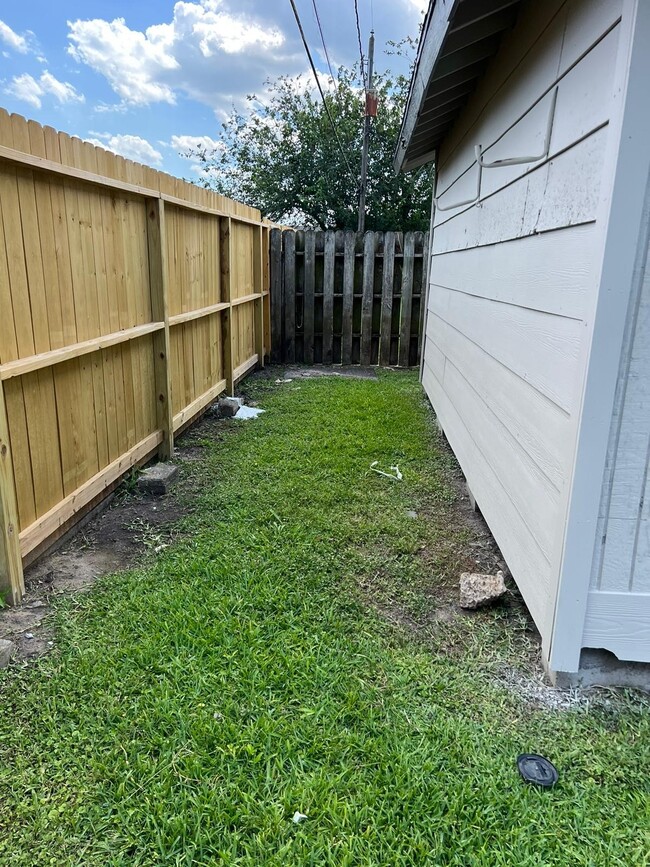 Building Photo - 2522 Kingsdale Dr