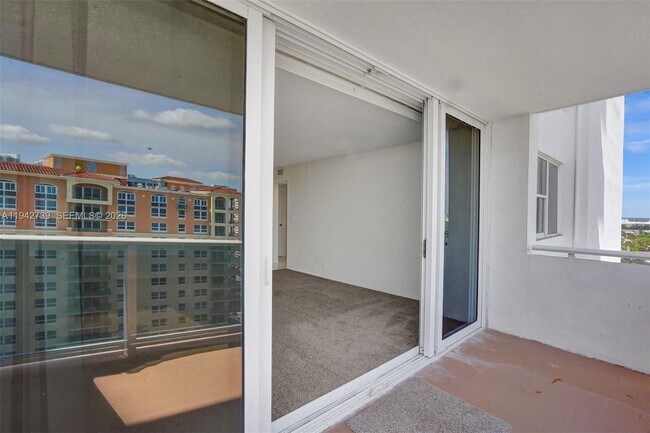 Building Photo - 3140 S Ocean Dr