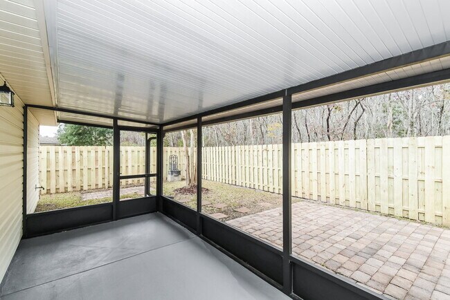 Building Photo - 6789 Southern Oaks Dr