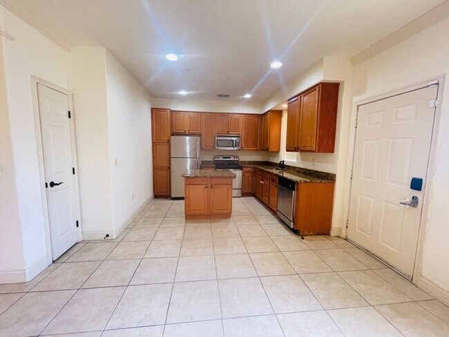 Building Photo - Spacious Two-Story Townhome-Bella Vista-2646 Bella Vista Dr Davenport FL 33897