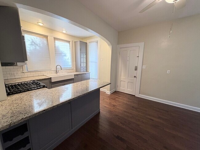 Building Photo - 82 School St