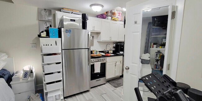 Building Photo - 648 W Roscoe St