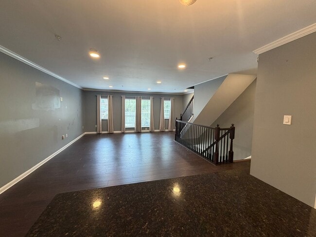 Building Photo - Beautiful Townhome in Seven Oaks!