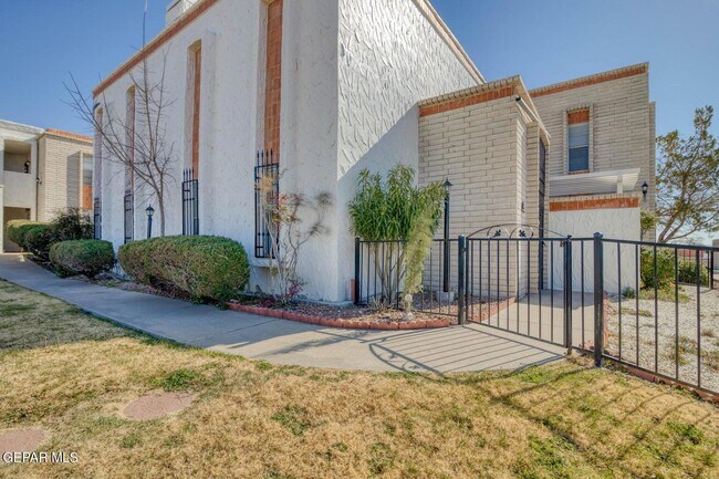 Building Photo - 6201 Escondido Dr