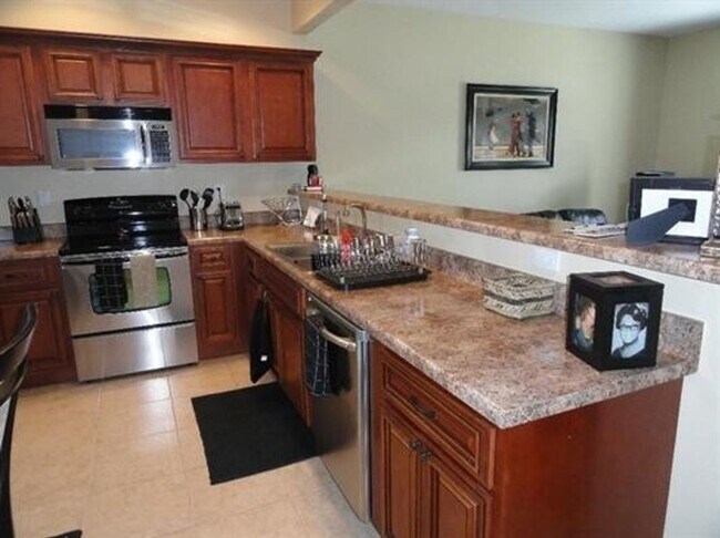 Building Photo - **REDUCED ** BEAUTIFUL TOWNHOME/APARTMENT