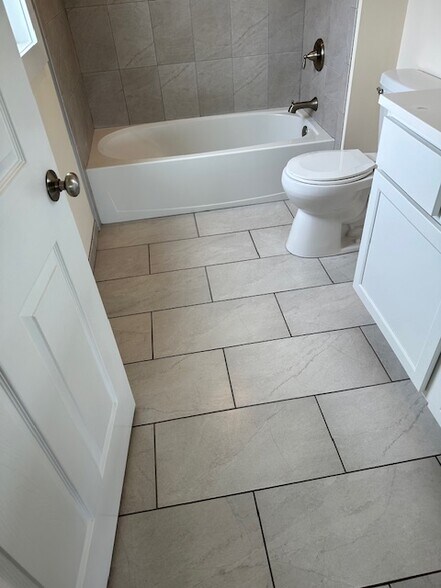 Building Photo - 1033 W Bridge St