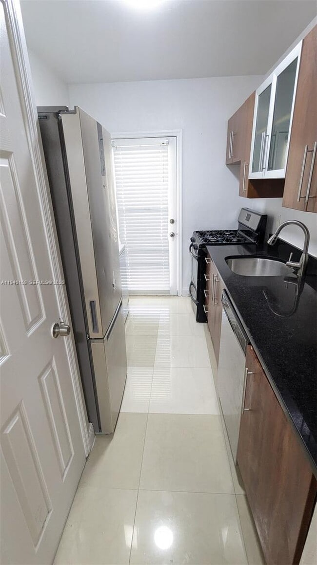 Building Photo - 320 85th St