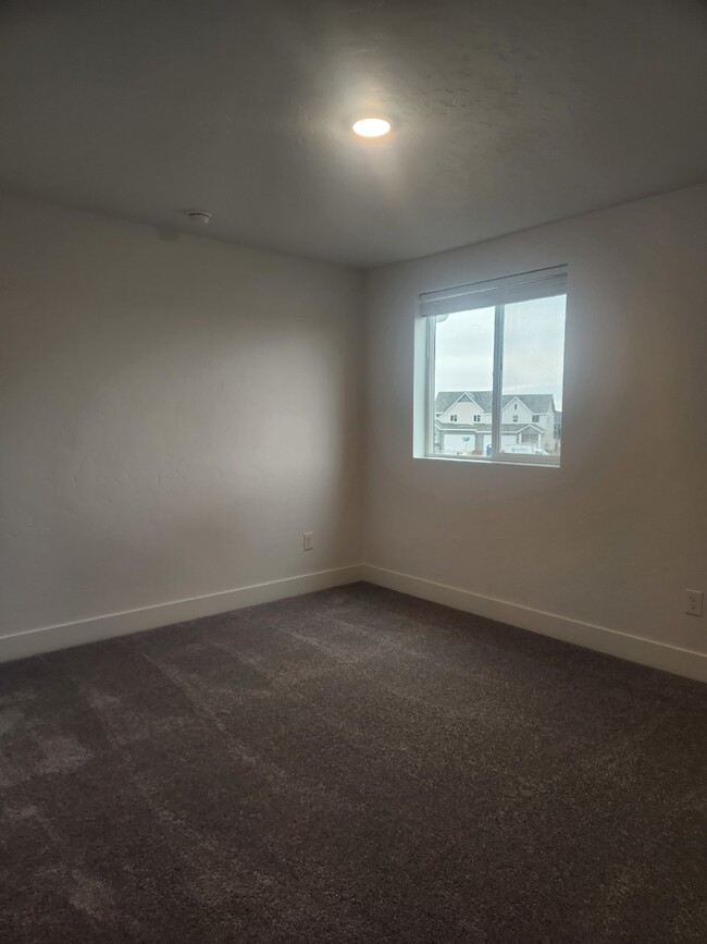 Building Photo - "READY NOW! BRAND NEW 3-Bed Townhouse Retr...