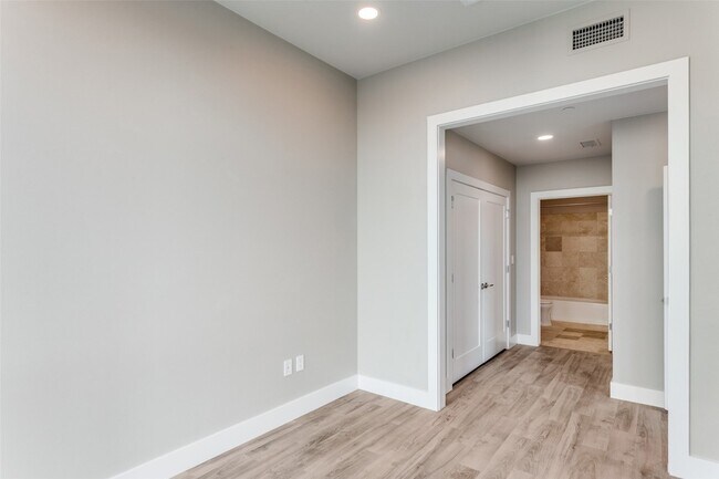 Building Photo - 500 Throckmorton St