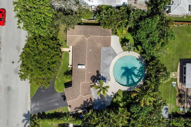 Building Photo - 2608 NE 12th St