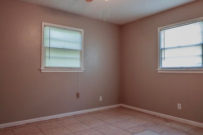 Building Photo - 2005 43rd St