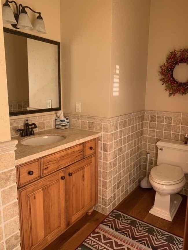 Building Photo - Fully furnished executive home with lake views located in gated community in Polson- Available Se...