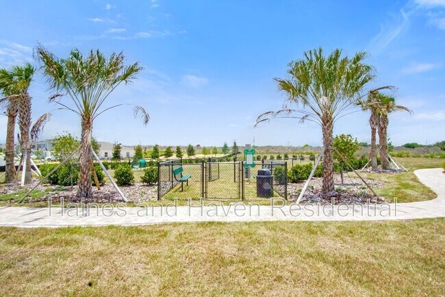 Building Photo - 5714 Somerset Dr