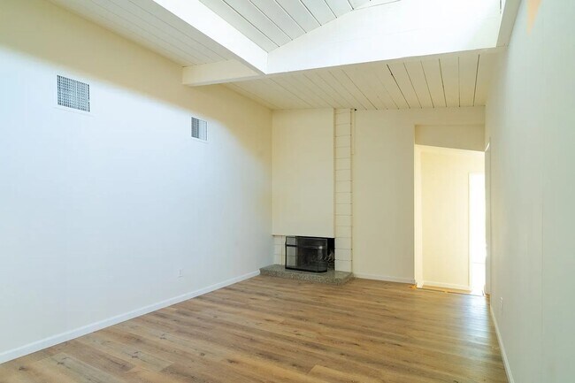 Building Photo - Newly Renovated!! 7 Bedroom property on Baja!