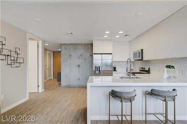 Building Photo - 353 E Bonneville Ave