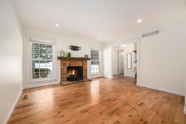 Building Photo - 42198 Roscommon St