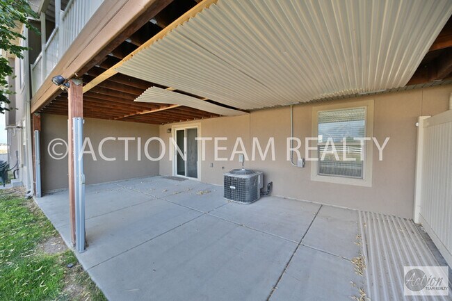 Building Photo - Mid-Row Townhome in Riverton
