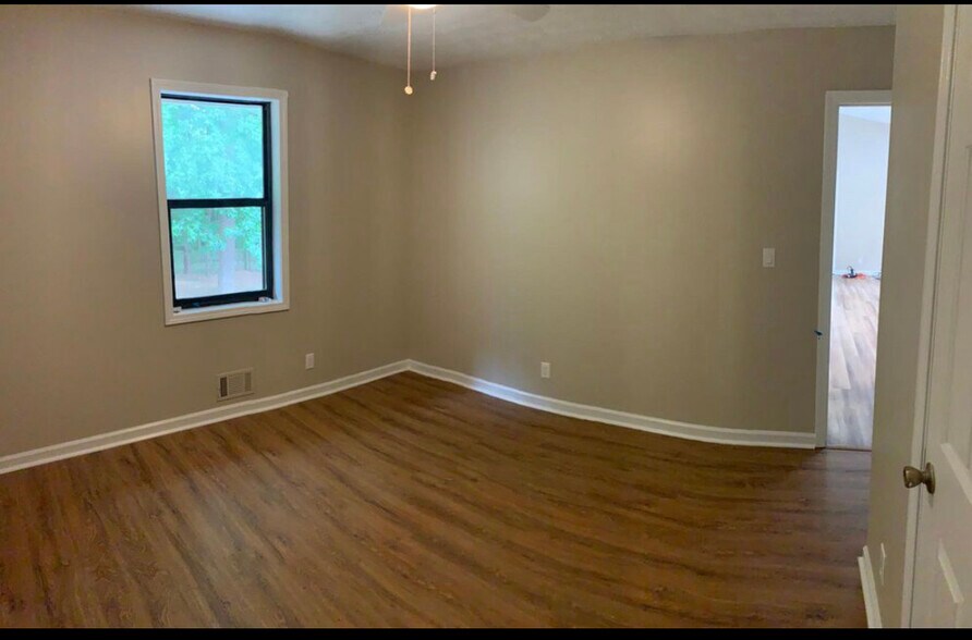 Building Photo - 211 Crabapple Ln
