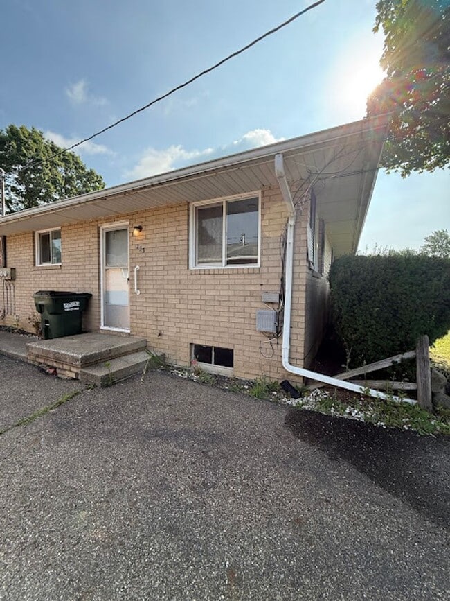 Building Photo - 2 Bedroom, 1 Bathroom Ready for Rent!