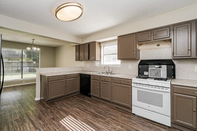 Building Photo - 15511 Evergreen Grove Dr