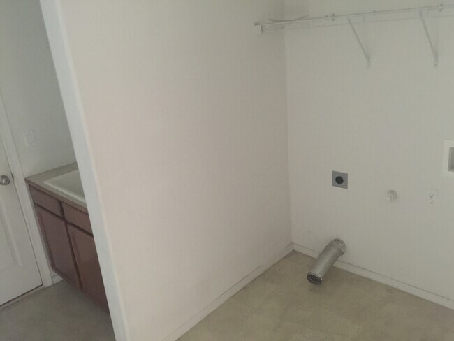 Building Photo - SW Bend House Near the Old Mill District, 4 Bdrms, 2.5 baths, A/C, Office/den, Dbl. Garage