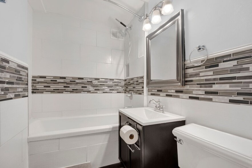 Building Photo - 1000 N Lake Shore Dr