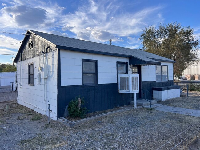 Building Photo - Cute 1 bedroom Fernley home with garage!