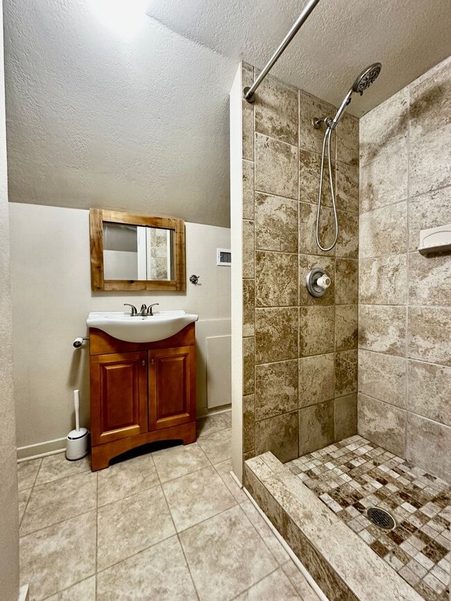 Building Photo - Quiet and Quaint Rock Home
