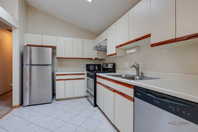 Building Photo - 614 Le Parc Cir