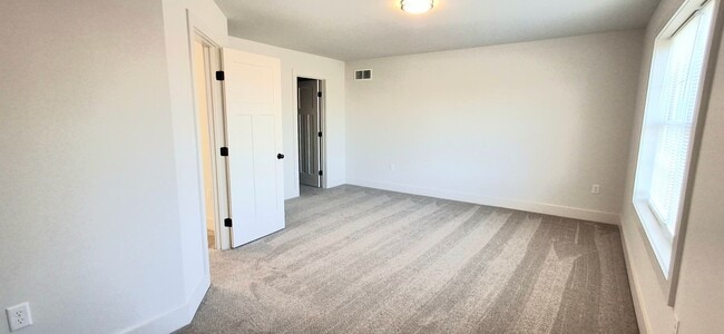 Building Photo - 3 Bedroom 2.5 Bathroom Available in Elizab...