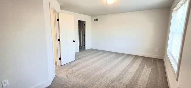 Building Photo - 3 Bedroom 2.5 Bathroom Available in Elizabethtown!