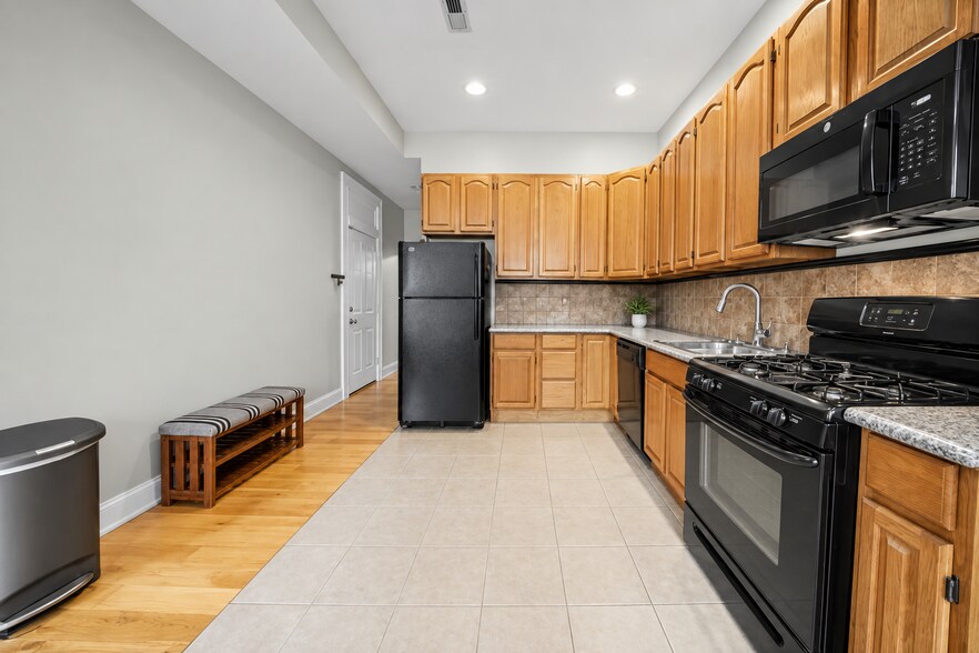 Building Photo - 2209 Eutaw Pl